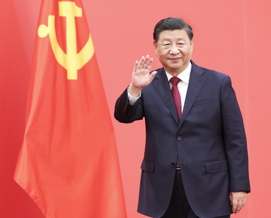 10月23日，剛剛在中國共產(chǎn)黨第二十屆中央委員會第一次全體會議上當(dāng)選的中共中央總書記習(xí)近平和中共中央政治局常委李強、趙樂際、王滬寧、蔡奇、丁薛祥、李希在北京人民大會堂同采訪中共二十大的中外記者親切見面。這是習(xí)近平向在場的中外記者揮手致意。