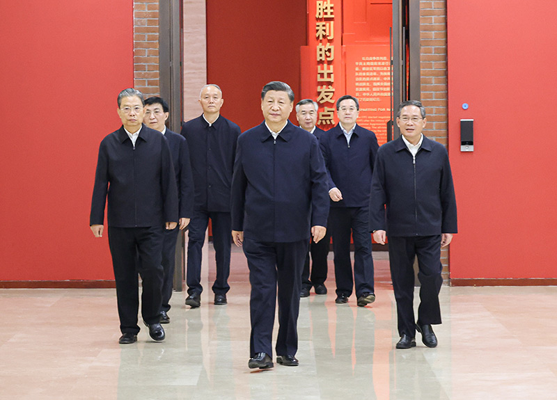 　　10月27日，中共中央總書記、國家主席、中央軍委主席習近平帶領中共中央政治局常委李強、趙樂際、王滬寧、蔡奇、丁薛祥、李希，瞻仰延安革命紀念地。這是習近平等在延安革命紀念館，參觀《偉大歷程——中共中央在延安十三年歷史陳列》。