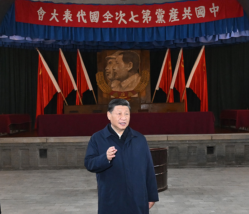 　　10月27日，中共中央總書記、國家主席、中央軍委主席習近平帶領中共中央政治局常委李強、趙樂際、王滬寧、蔡奇、丁薛祥、李希，瞻仰延安革命紀念地。這是習近平在楊家?guī)X瞻仰中共七大會址。