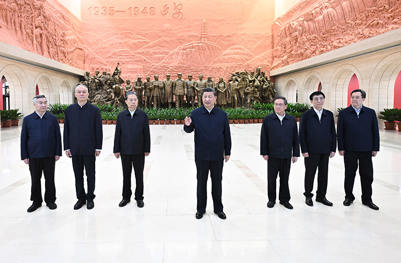 　　10月27日，中共中央總書記、國家主席、中央軍委主席習近平帶領中共中央政治局常委李強、趙樂際、王滬寧、蔡奇、丁薛祥、李希，瞻仰延安革命紀念地。這是習近平在延安革命紀念館參觀《偉大歷程——中共中央在延安十三年歷史陳列》結(jié)束時發(fā)表重要講話。