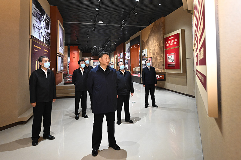 　　10月27日，中共中央總書記、國家主席、中央軍委主席習近平帶領中共中央政治局常委李強、趙樂際、王滬寧、蔡奇、丁薛祥、李希，瞻仰延安革命紀念地。這是習近平等在延安革命紀念館，參觀《偉大歷程——中共中央在延安十三年歷史陳列》。
