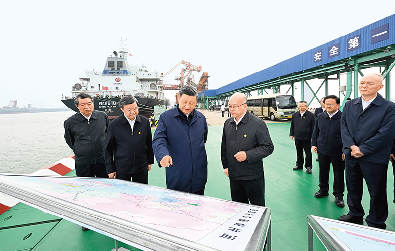 2023年5月11日至12日，中共中央總書記、國家主席、中央軍委主席習(xí)近平在河北考察，并主持召開深入推進(jìn)京津冀協(xié)同發(fā)展座談會。這是11日下午，習(xí)近平在滄州市黃驊港煤炭港區(qū)碼頭考察。 新華社記者 李學(xué)仁/攝